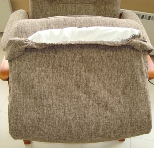 Istuinsuoja Pikku-Kippis tuoliin, samaa kangasta kuin tuoli, inkontinenssipäällisellä.