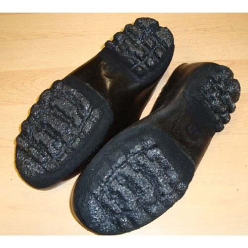 Liukuestekalossit Bonus pohja pitää hyvin talvikeleissä.