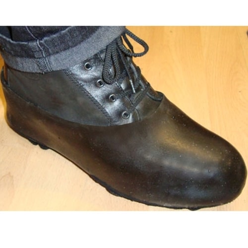 Liukuestekalossit, joka pitää hyvin liukkaalla pohjallaja jota ei tarvitse riisua sisätiloissa. suojaa myös kenkiä lumelta ja vedeltä.