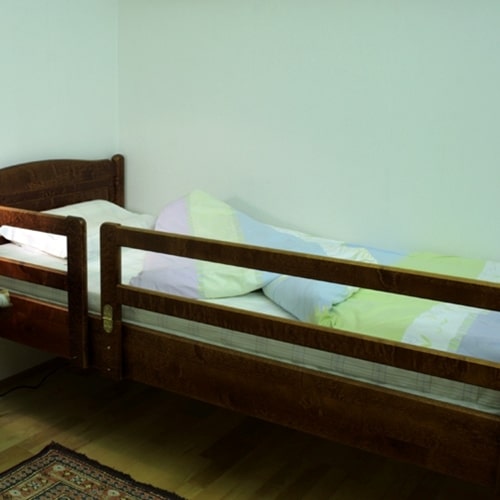 Kaino-sängyn mitoitus on suunniteltu ikääntyvien tarpeita täyttämään. Sängyn laita on riittävän korkea ja siihen voidaan kiinnittää nousutuki tai jopa turvalaita nukkujan suojaksi. Sängyn sälepohja varmistaa patjan tuulettumisen alakautta. Vaihtoehtoisesti Kaino-sänky voidaan varustaa Ergon-pohjamekanismilla.