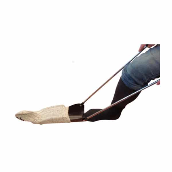 Sukanvetolaite on mainio apu, jos sukkien jalkaan vetäminen tuottaa ongelmia. Sukka pujotetaan laitteeseen ja vedetään jalkaan vaikka isutaltaan ilman kumartumista.