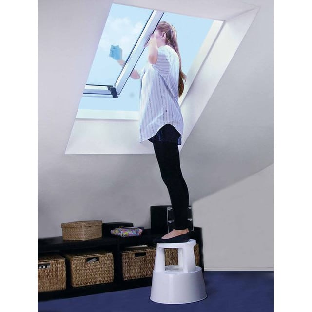 Muovinen turvajakkara joka pysyy hyvin paikallaan kun sen päälle astutaan. Kätevä nousjakkara on hyvä apu vaikka ikkunoita pestäessä tai yläkaappeeihin kurotettaessa.