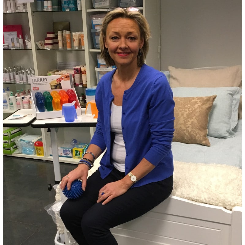 Ettonet apuvälinemyymälän yrittäjä Maaret Parola Helsingin myymälä, istuu Kaino seniorisängyllä