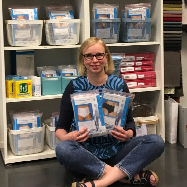 Ettonet apuvälinemyymälän Sanna Lampinen, yrittäjä Helsingin myymälä., kädessä kestovaippahousut aikuisille