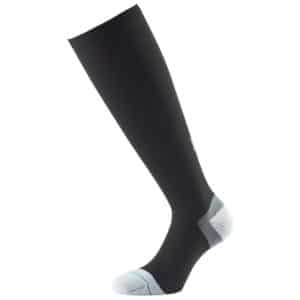 Kompressiosukka 1000 mile ultimate compression sock juoksusukka. Kompressiosukan puristus kiihdyttää verenkiertoa ja edistää lihasten palautumista.