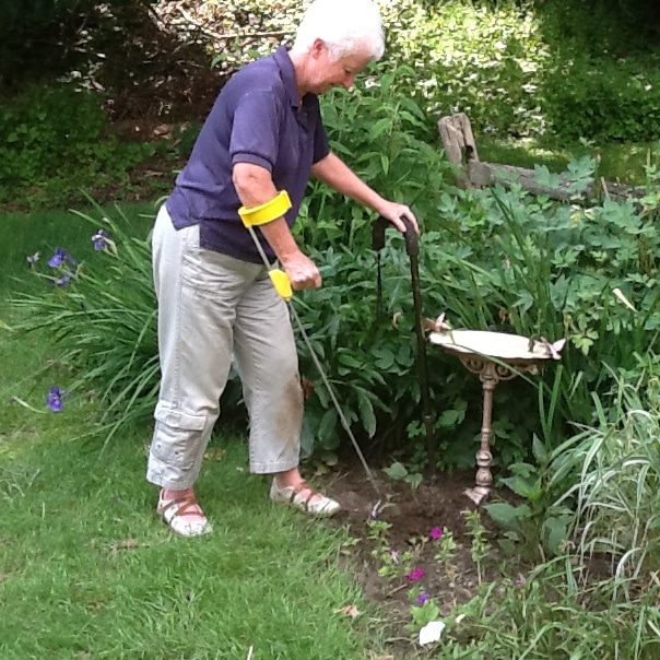 Puutarhanhoitoa seisten. Kätevien Easi-Grip puutarhatyökalujen ansiosta puutarhatyöt sujuvat heikkovoimaisenakin.