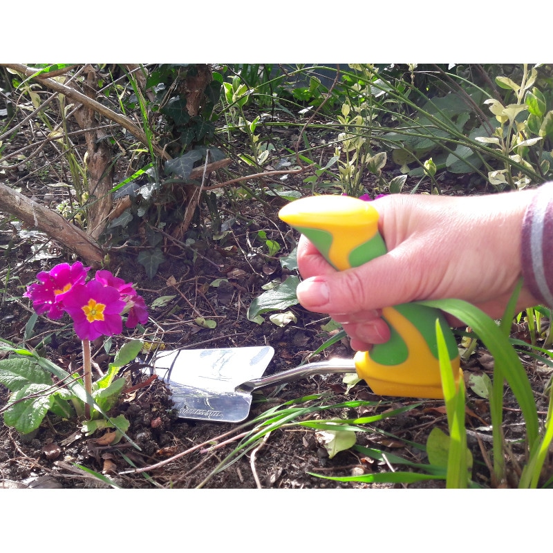 Kätevä istutuslapio ergonominen Easi-Grip PGT2-T ei rasita rannetta puutarhassa työskennellessä. Käyttökuva.