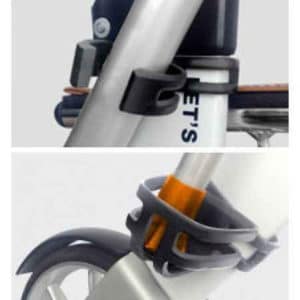 Kaksi osaa, kävelykepin pidike asennetaan painamalla se rollaattorin rungon yläosaan ja kuppi, johon kävelykepin pää tulee, painetaan kiinni rollaattorin rungon alaosaan.