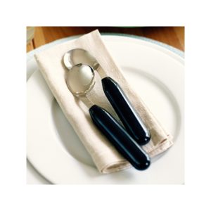 Lusikka, joka on taivutettu kulmikkaaksi, ohjaa ruoan paremmin suuhun.