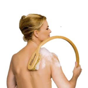 Kaartuva varsi De Luxe rasvanlevittimeen tai pesusettiin. Puinen, pitkälle selkään kaartuva varsi helpottaa selänpesua ja rasvausta.