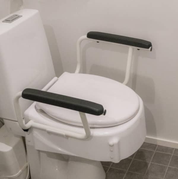 WC-korottaja käsituellinen korkeussäädettävä asennetuna.