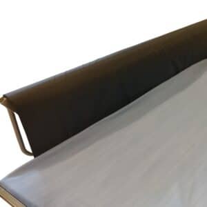 Reunapehmuste seniorisänkyyn tai sairaalasänkyyn. Pehmentää kovat reunat.