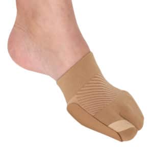 Hoitosukka vaivasenluun hoitoon. Sukassa lasta, joka ohjaa isovarpaan asentoa ja pitää sen erillään muista varpaista omassa taskussa.