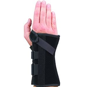Rannetuki V-Strap lyhyt. V-Strap rannetuki myötäilee käden muotoja ja sopii hyvin myös leveään käteen. Patentoitu V:n muotoinen kiinnitys pitää kiinnitysnauhat paikallaan kiinnitysrenkaissa tukea puettaessa ja riisuttaessa.
