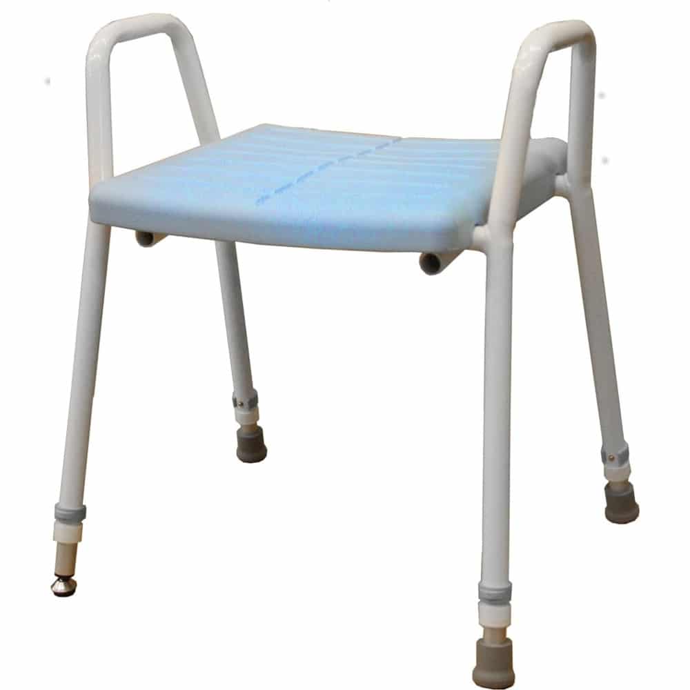 Suihkutuoli Anneli käsinojilla. Annelin runko on valkoiseksi maalattua alumiinia. Annelissa on irrotettava iskunkestävä muovi-istuin