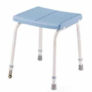 Suihkujakkara Annu tasausjalalla.