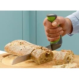 Leipäveitsi ergonominen Easi-Grip pystykahva, käyttökuva leivän leikkaus.