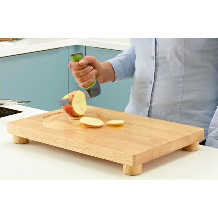 Yleisveitsi ergonominen Easi-Grip pystykahva, käyttökuva hedelmän leikkaus.