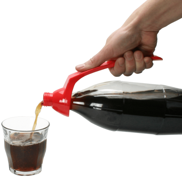 Patentoitu kaatamisen apuväline Easy2Hold juomapulloille on uniikki, ergonomisella kahvalla toimiva kaatamisen apuväline isoille pulloille.