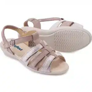 Naisten leveälestinen sandaali Callie todella joustava kiinnitys neljällä tarralla.