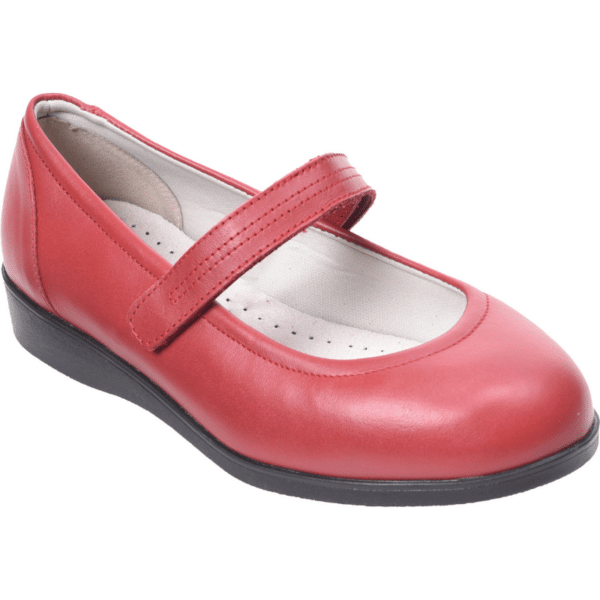 Naisten leveälestinen ballerina Daisy Mae punainen on kaunis kenkä, joka sopii hienoihin tilaisuuksiin tinkimättä jalkojen mukavuudesta.
