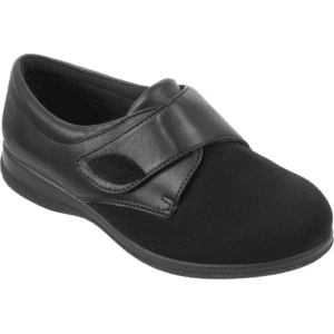 Naisten leveälestinen kenkä Karena musta mukautuva kenkä jokapäiväiseen käyttöön jalalle kuin jalalle. Venyvä varvasalue on mukava ja muovautuva.