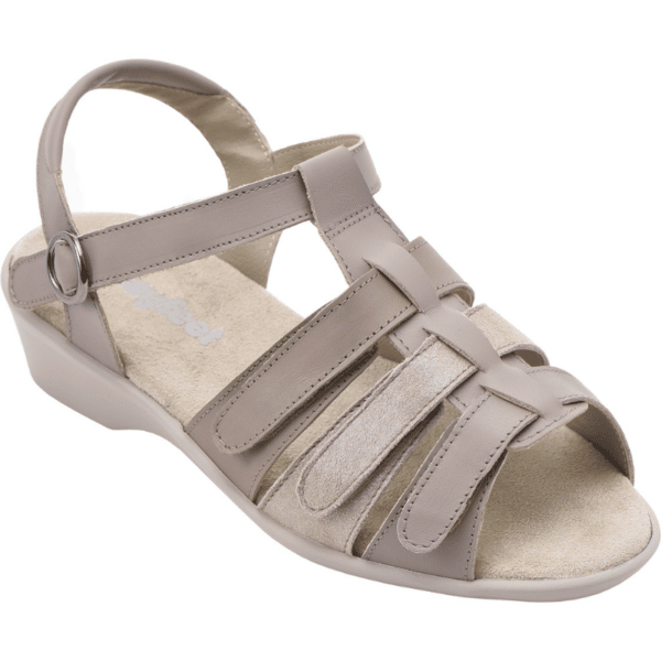 Naisten leveälestinen sandaali Calypso tyylikäs ulkomuoto yhdistyy erinomaisen mukavuuden ja muokattavuuden kanssa. Kauniit kengät kauniina kesäpäivänä.