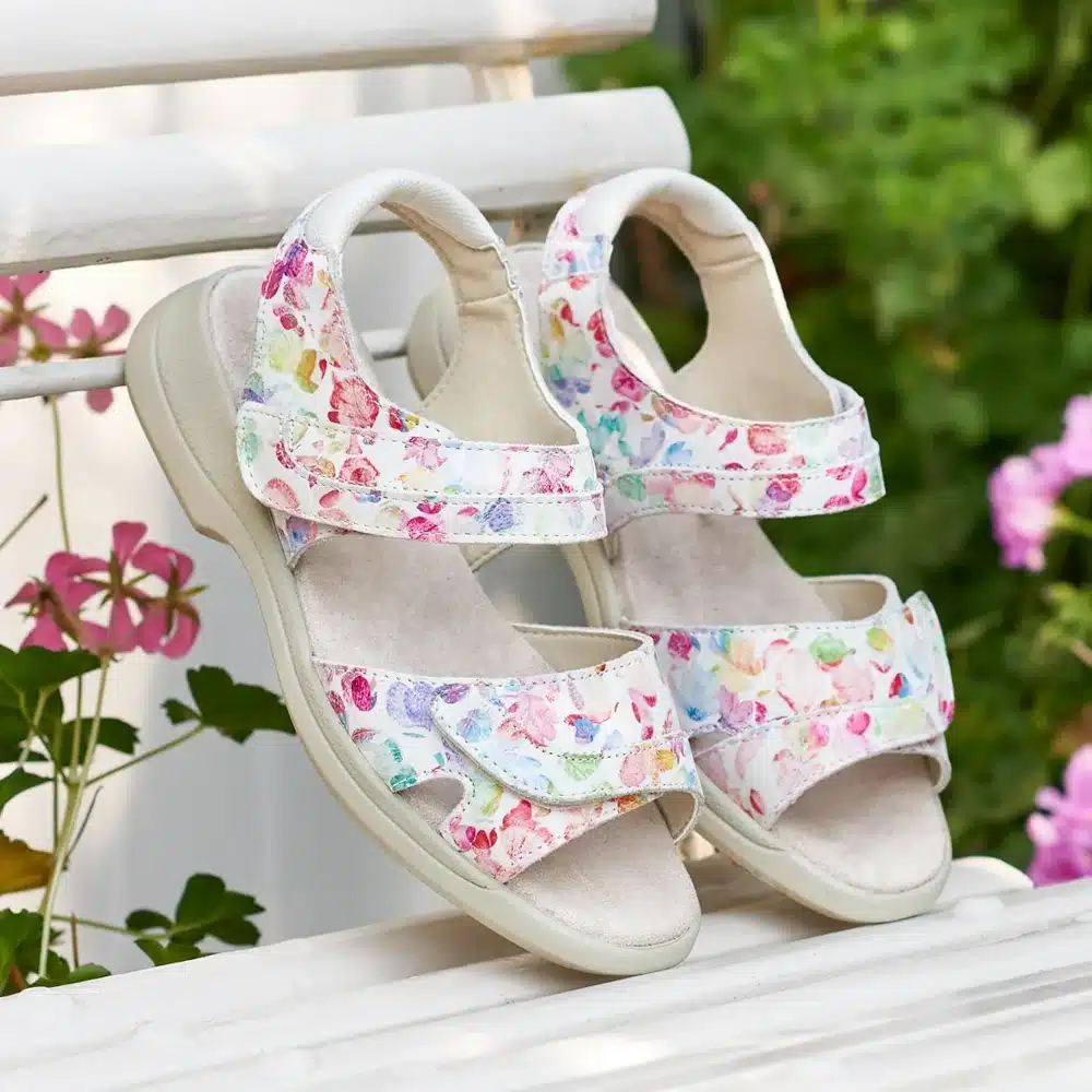 Naisten leveälestinen sandaali Cher Petal kepeät kesäkengät turvonneille jaloille.