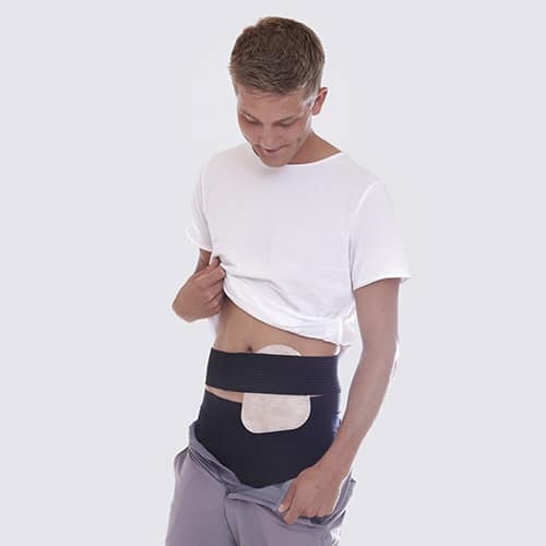 Avannevyö StomiMini naisille ja miehille auttaa avannepussia pysymään paikoillaan. Väri musta.