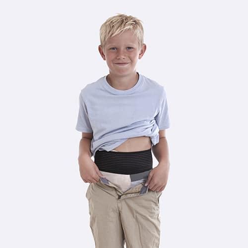 Avannevyö StomiMini sopii myös lapsille ja auttaa avannepussia pysymään paikoillaan.