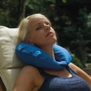 Niskatyyny tarrakiinnitys puhallettava 42x36cm sis. puuvillapäällinen tukee ihanasti niskaa.