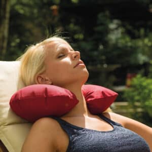 Niskatyyny puhallettava koko 43x23cm sis. puuvillapäällinen mukavaan nukkumiseen istuma-asennossa