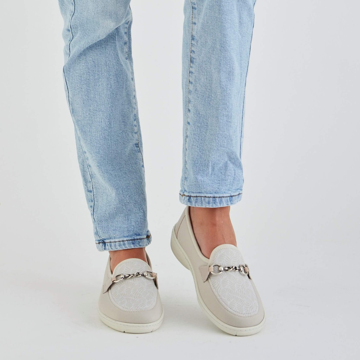 Kävelykenkä Magik joustotekstiili vaalea on todella mukava jalassa, ei purista.