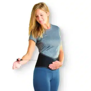 Selkätuki, joka on helppo kiristää sopivaksi kiristysnyörien päissä olevien renkaiden ansiosta. Niistä saa hyvän otteen heikommillakin käsivoimilla