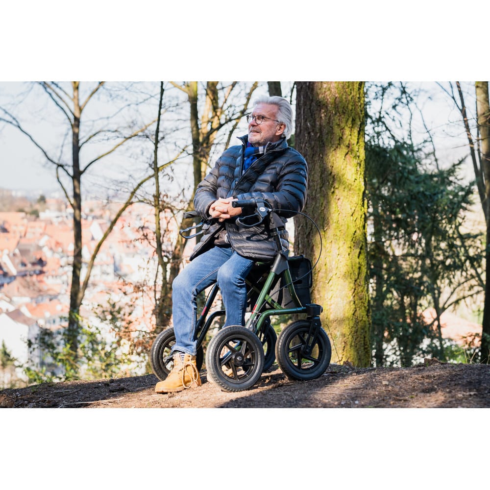 Rollaattori Torro Outdoor isopyoräinen ulkokayttöön. Rollaattorissa on penkki aina mukana. Pidät tauon juuri silloin, kun sinulle sopii ja nauti maisemista.