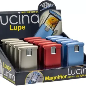 Suurennuslasi Lucina LED-valolla 3X suurennus, valittavissa kolme värivaihtoehtoa sininen, punainen ja hopea.